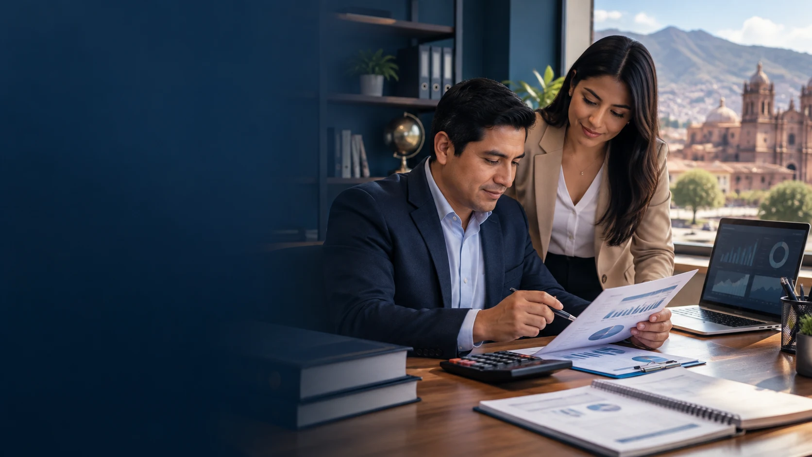 Profesionales revisando información contable y financiera